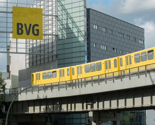 Abbonamento mensile a 9 euro - Bvg - Flexticket, CC00 Public Demain, foto di emkanicepic, https://pixabay.com/it/photos/architettura-orizzontale-societ%c3%a0-3086555/