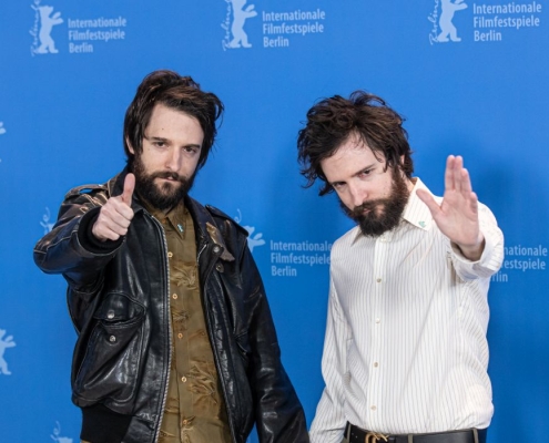 I Fratelli D'innocenzo alla Berlinale 2020 ©Harald Krichel da Wikipedia CC3.0 https://it.wikipedia.org/wiki/Damiano_e_Fabio_D%27Innocenzo#/media/File:Damiano_and_Fabio_D'Innozenzo-0330.jpg