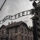 auschwitz, CC0 Public Demain, Foto di peter89ba da Pixabay, https://pixabay.com/it/photos/auschwitz-i-illuminazione-polonia-3671389/